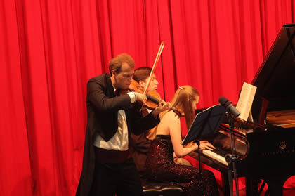 O violinista alemão Nicolas Koecker e a pianista Kristina Miller